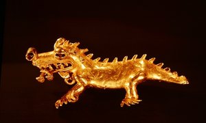 Hanger die een krokodil voorstelt met een menselijke figuur in zijn bek, uit La Vaca, Punta Burica door Pre Columbian Pre Columbian